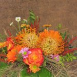 Strauß in orange mit Proten und Rosen