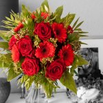 Strauß mit roten Rosen und Gerbera