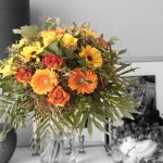 Strauß mit Rosen und Gerbera in orange