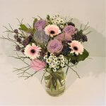 Strauß mit gefüllten Rosen in flieder