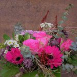 Strauß pink mit Rosen und Gerbera als Minigarten