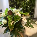 exotischer Strauß mit Anthurien in grün