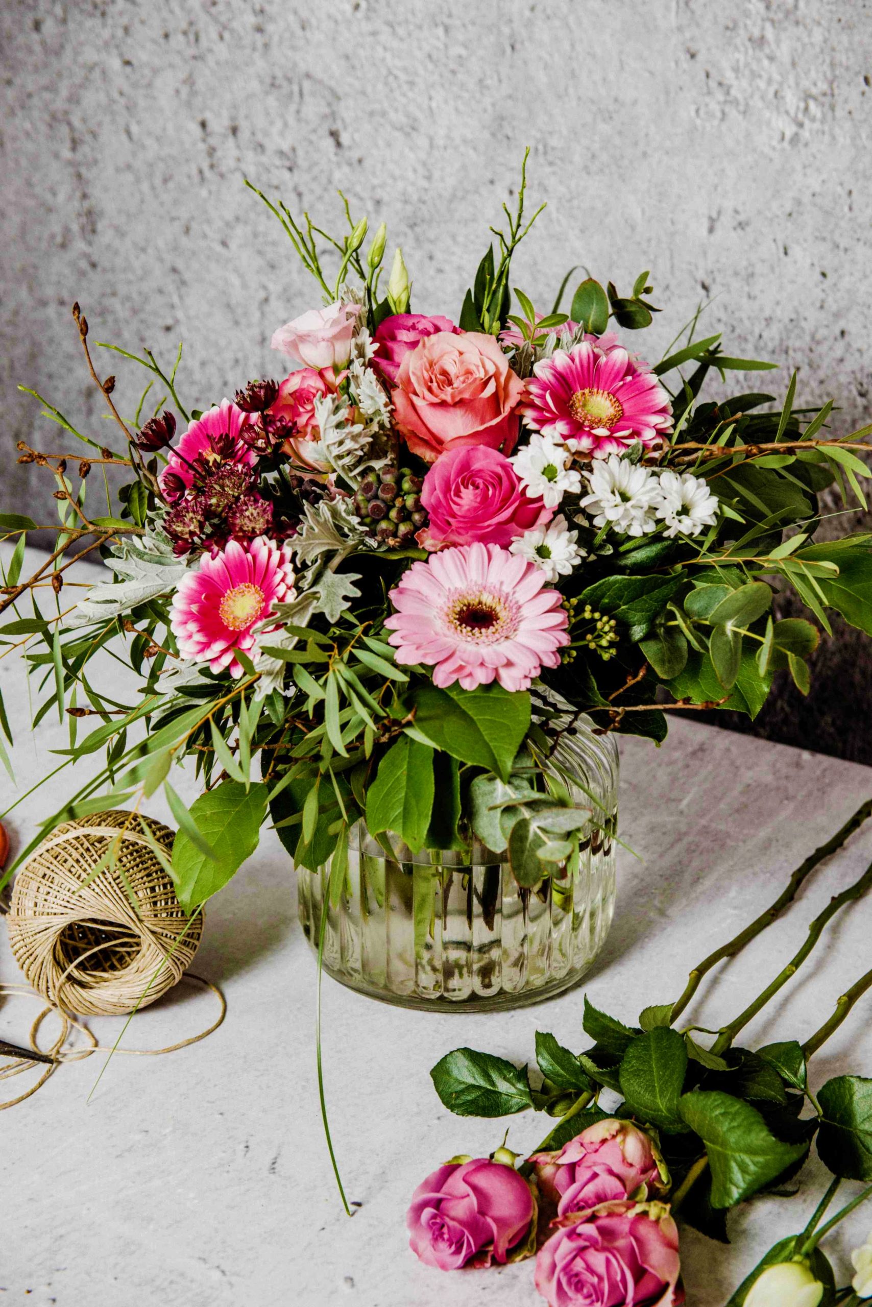 Blumenstrauß in rosa auf Tisch