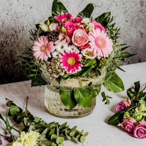 Blumenstrauß in rosa auf einem Tisch