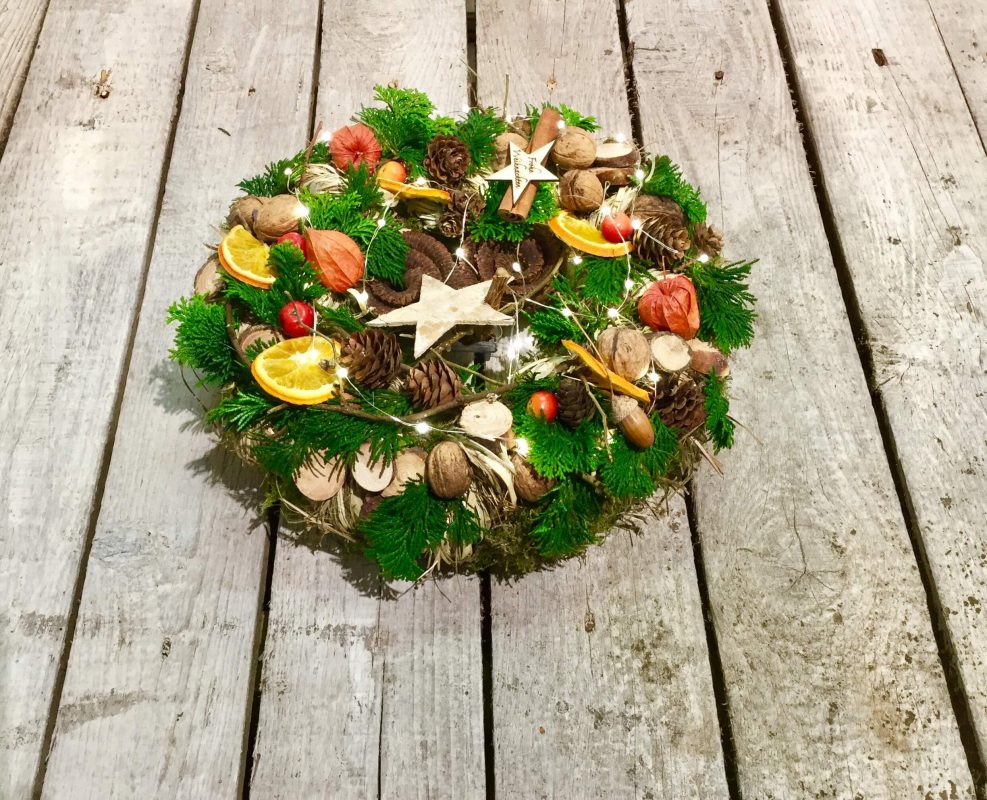 Adventsgesteck in natur - goldorange