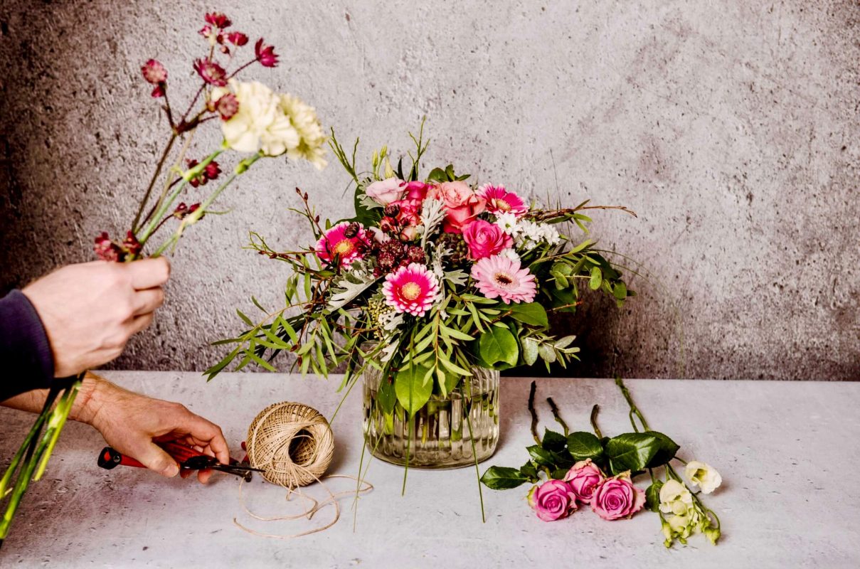 Blumen für den Versand gebunden