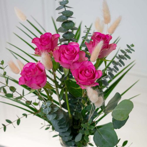 Rosenstrauß mit Eukalyptus und Gräser in rosa pink