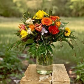 Blumiger Frühlingsstrauß auf einer Wiese